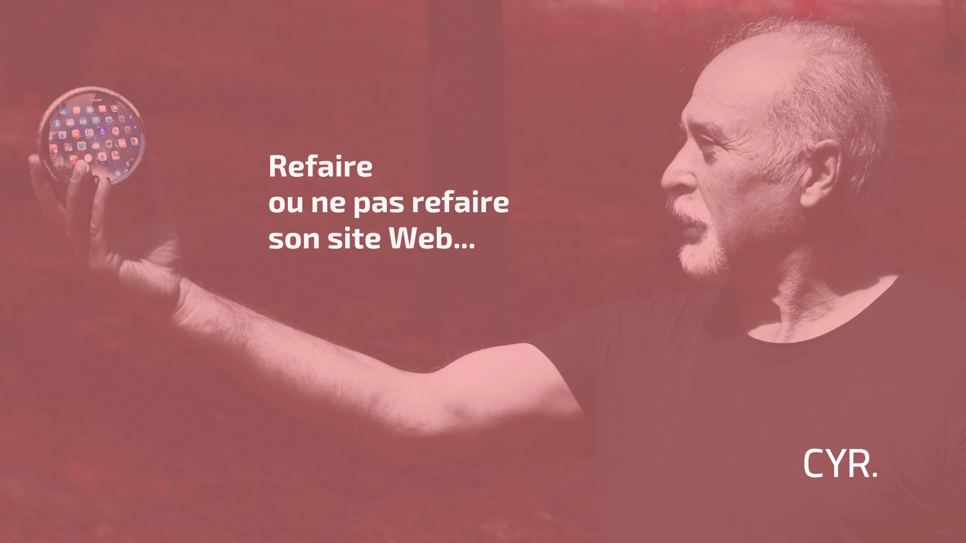 Un homme d'âge mur tient dans sa main une sphère avec des icônes Web qu'il observe attentivement. Texte : Refaire ou ne pas refaire son site Web.